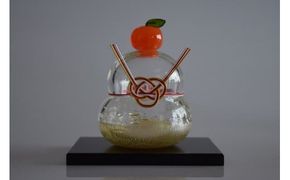 ガラスの鏡餅(黒台付き）銀箔使用＜Mサイズ＞【鏡餅 吹きガラス工房 ガラス お正月 鏡餅約10m×約8cm 黒台12cm×9cm ハンドメイド 職人手作り 工芸品 伝統工房で作成 老舗ガラス工房 神奈川県 小田原市 】 142069_CH002VC01