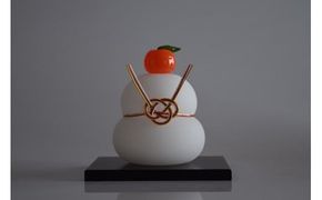 ガラスの鏡餅(黒台付き）サンドブラスト加工＜Mサイズ＞【鏡餅 サンドブラスト加工 ガラス お正月 鏡餅約10m×約8cm 黒台12cm×9cm ハンドメイド 職人手作り 工芸品 伝統工房で作成 老舗ガラス工房 神奈川県 小田原市 】 142069_CH002VC02