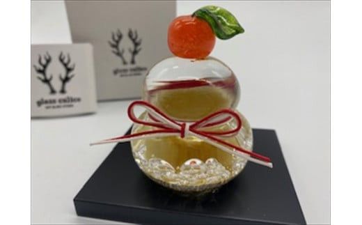 ガラスの鏡餅銀箔＜Sサイズ＞【鏡餅 吹きガラス工房 ガラス お正月 鏡餅約7cm×約6cm 黒台9cm×7.5cm ハンドメイド 職人手作り 工芸品 伝統工房で作成 老舗ガラス工房 神奈川県 小田原市 】 142069_CH003VC01