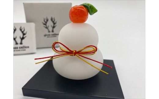 ガラスの鏡餅サンドブラスト加工＜Sサイズ＞【鏡餅 サンドブラスト加工 ガラス お正月 鏡餅約7cm×約6cm 黒台9cm×7.5cm ハンドメイド 職人手作り 工芸品 伝統工房で作成 老舗ガラス工房 神奈川県 小田原市 】 142069_CH003VC02