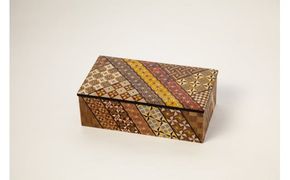 【箱根寄木細工　8寸小物入れ 小寄木】大切なものをそっとしまっておきたい、シックなジュエリーボックス【8寸小物入れ 小寄木模様 幾何学模様 W243×D135×H80ｍｍ 寄木の板 記念品 小家具 神奈川県 小田原市 】 142069_CW021
