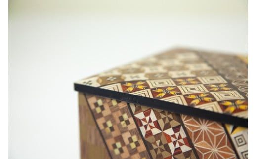 【箱根寄木細工　8寸小物入れ 小寄木】大切なものをそっとしまっておきたい、シックなジュエリーボックス【8寸小物入れ 小寄木模様 幾何学模様 W243×D135×H80ｍｍ 寄木の板 記念品 小家具 神奈川県 小田原市 】 142069_CW021