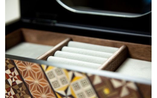 【箱根寄木細工　8寸小物入れ 小寄木】大切なものをそっとしまっておきたい、シックなジュエリーボックス【8寸小物入れ 小寄木模様 幾何学模様 W243×D135×H80ｍｍ 寄木の板 記念品 小家具 神奈川県 小田原市 】 142069_CW021