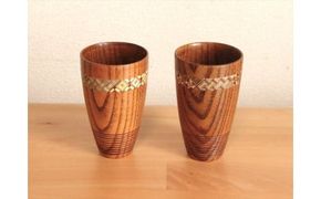 【箱根寄木細工をあしらった木製ジョッキ２点セット】保冷性に優れ、木肌のつくるクリーミーな泡立ちが格別の一杯に【キッチン用品 食器 雑貨 日用品 木製食器　職人メイド 工芸品 職人の手作り おしゃれ食器 神奈川県 小田原市 】 142069_CW024