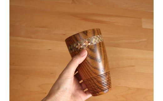 【箱根寄木細工をあしらった木製ジョッキ２点セット】保冷性に優れ、木肌のつくるクリーミーな泡立ちが格別の一杯に【キッチン用品 食器 雑貨 日用品 木製食器　職人メイド 工芸品 職人の手作り おしゃれ食器 神奈川県 小田原市 】 142069_CW024