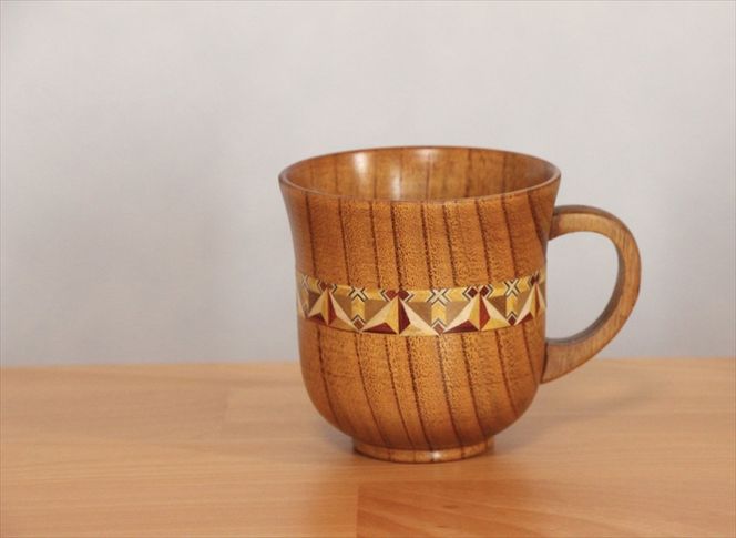 【箱根寄木細工　マグカップ】軽くて割れにくく保温性が高い木製カップを、寄木細工で彩りました。【 キッチン用品 食器 雑貨 日用品 木製食器　職人メイド 工芸品 職人の手作り おしゃれ食器 神奈川県 小田原市 】 142069_CW040