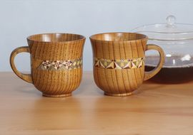 【箱根寄木細工　マグカップ2点セット】軽くて割れにくく保温性が高い木製カップを、寄木細工で彩りました。【 キッチン用品 食器 雑貨 日用品 木製食器　職人メイド 工芸品 職人の手作り おしゃれ食器 神奈川県 小田原市 】 142069_CW041