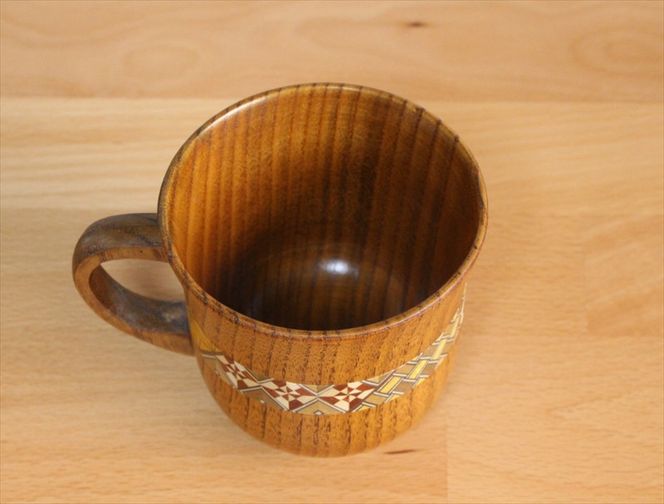 【箱根寄木細工　マグカップ2点セット】軽くて割れにくく保温性が高い木製カップを、寄木細工で彩りました。【 キッチン用品 食器 雑貨 日用品 木製食器　職人メイド 工芸品 職人の手作り おしゃれ食器 神奈川県 小田原市 】 142069_CW041