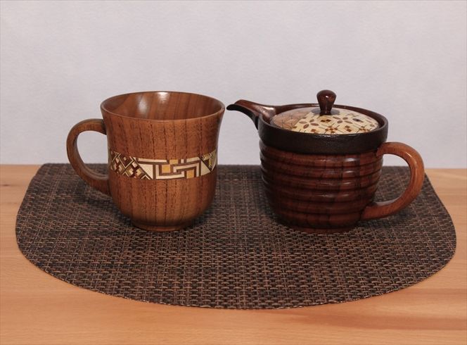 【箱根寄木細工　ティーポット＆マグカップセット】軽くて割れにくく保温性が高い木製ティーセットを、寄木細工で彩りました。【 キッチン用品 食器 雑貨 日用品 木製食器　職人メイド 工芸品 職人の手作り おしゃれ食器 神奈川県 小田原市 】 142069_CW042