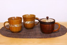 【箱根寄木細工　ティーポット＆マグカップ２点セット】軽くて割れにくく保温性が高い木製ティーセットを、寄木細工で彩りました。【 キッチン用品 食器 雑貨 日用品 木製食器　職人メイド 工芸品 職人の手作り おしゃれ食器 神奈川県 小田原市 】 142069_CW043