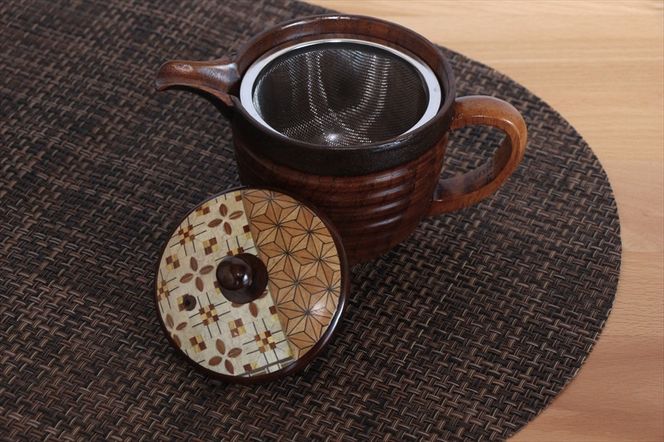 【箱根寄木細工　ティーポット＆マグカップ２点セット】軽くて割れにくく保温性が高い木製ティーセットを、寄木細工で彩りました。【 キッチン用品 食器 雑貨 日用品 木製食器　職人メイド 工芸品 職人の手作り おしゃれ食器 神奈川県 小田原市 】 142069_CW043
