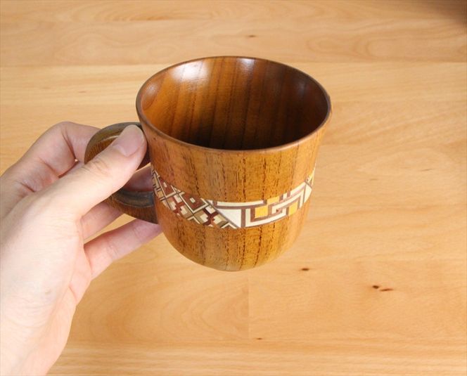 【箱根寄木細工　ティーポット＆マグカップ２点セット】軽くて割れにくく保温性が高い木製ティーセットを、寄木細工で彩りました。【 キッチン用品 食器 雑貨 日用品 木製食器　職人メイド 工芸品 職人の手作り おしゃれ食器 神奈川県 小田原市 】 142069_CW043