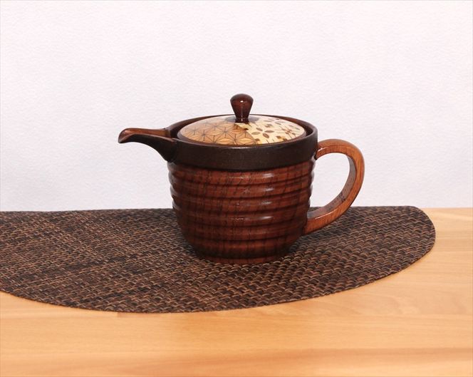 【箱根寄木細工　ティーポット】軽くて割れにくく保温性が高い木製ティーポットを、寄木細工で彩りました。【 キッチン用品 食器 雑貨 日用品 木製食器　職人メイド 工芸品 職人の手作り おしゃれ食器 神奈川県 小田原市 】 142069_CW044