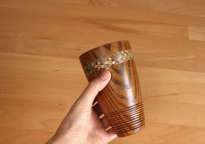 【箱根寄木細工　ジョッキ】伝統工芸品で乙な一杯！木肌が作るクリーミーな泡立ち、結露しにくいのも嬉しい！【 キッチン用品 食器 雑貨 日用品 木製食器　職人メイド 工芸品 職人の手作り おしゃれ食器 神奈川県 小田原市 】 142069_CW045