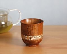 【箱根寄木細工　湯呑 大】寄木を配した木製湯呑は軽くて割れにくく、お茶の時間をより楽しめます！【 キッチン用品 食器 雑貨 日用品 木製食器　職人メイド 工芸品 職人の手作り おしゃれ食器 神奈川県 小田原市 】 142069_CW046