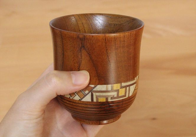 【箱根寄木細工　湯呑 大】寄木を配した木製湯呑は軽くて割れにくく、お茶の時間をより楽しめます！【 キッチン用品 食器 雑貨 日用品 木製食器　職人メイド 工芸品 職人の手作り おしゃれ食器 神奈川県 小田原市 】 142069_CW046