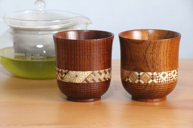 【箱根寄木細工　湯呑 大×2】寄木を配した木製湯呑は軽くて割れにくく、お茶の時間をより楽しめます！【 キッチン用品 食器 雑貨 日用品 木製食器　職人メイド 工芸品 職人の手作り おしゃれ食器 神奈川県 小田原市 】 142069_CW047