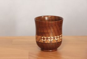 【箱根寄木細工　湯呑 小】寄木細工を配した小ぶりな木製湯呑は軽くて割れにくく、小粋なおもてなしにも！【 キッチン用品 食器 雑貨 日用品 木製食器　職人メイド 工芸品 職人の手作り おしゃれ食器 神奈川県 小田原市 】 142069_CW048