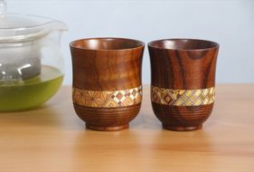 【箱根寄木細工　湯呑 小×2】寄木細工を配した小ぶりな木製湯呑は軽くて割れにくく、小粋なおもてなしにも！【 キッチン用品 食器 雑貨 日用品 木製食器　職人メイド 工芸品 職人の手作り おしゃれ食器 神奈川県 小田原市 】 142069_CW049