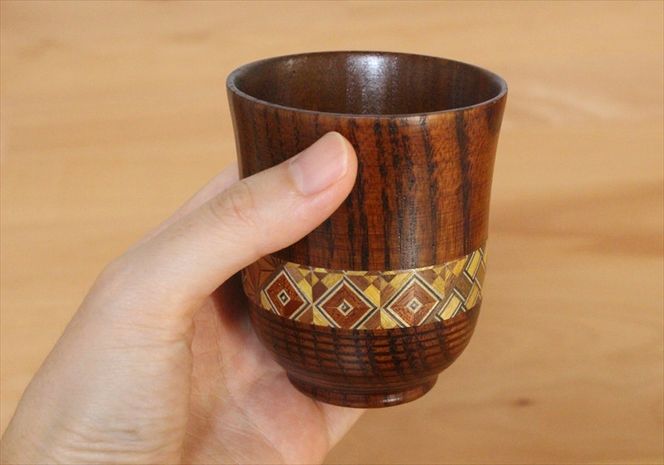 【箱根寄木細工　湯呑 小×2】寄木細工を配した小ぶりな木製湯呑は軽くて割れにくく、小粋なおもてなしにも！【 キッチン用品 食器 雑貨 日用品 木製食器　職人メイド 工芸品 職人の手作り おしゃれ食器 神奈川県 小田原市 】 142069_CW049