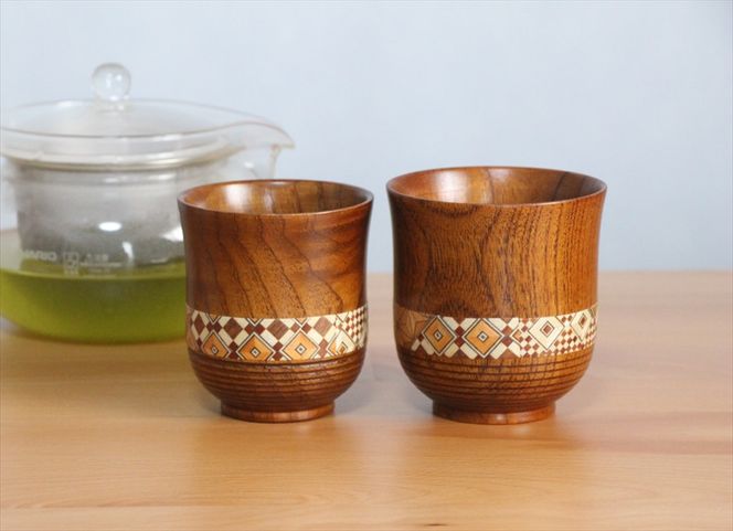 【箱根寄木細工　夫婦湯呑】寄木細工を配した大小の木製湯呑は軽くて割れにくく、夫婦湯呑としてお使いいただけます。【 キッチン用品 食器 雑貨 日用品 木製食器　職人メイド 工芸品 職人の手作り おしゃれ食器 神奈川県 小田原市 】 142069_CW050