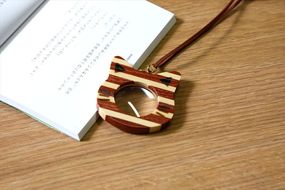 【箱根寄木細工　ペンダントルーペ　ねこ】手軽で可愛い便利なネックレス【 ルーペ 神奈川県 小田原市 】 142069_CW070