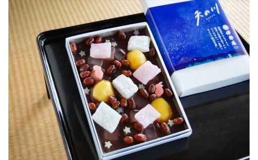 【うさぎや星が夜空に浮かぶ“進化系ネオ和菓子”】夏の夜空に見立てた“あんみつ風“水羊羹「天の川」 創業昭和10年 小田原 伊勢屋〈出荷時期:2025年6月15日～2025年8月31日〉【 和菓子店 神奈川県 小田原市 】 142069_FB008