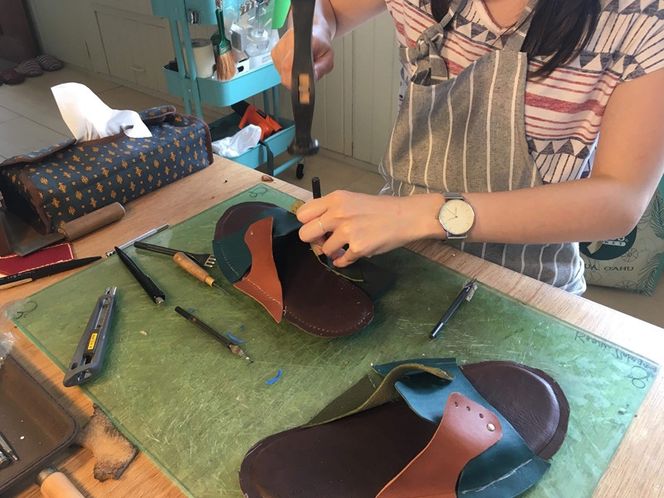 【レザーサンダル】ワークショップ体験チケット【革細工 イタリアンレザー オリジナル革履物 牛革 豚革 靴１個 ベジタブルタンニン 革細工体験　8時間程度 手作り 靴工房 工房 国産レザー 神奈川県 小田原市 】 142069_FC007