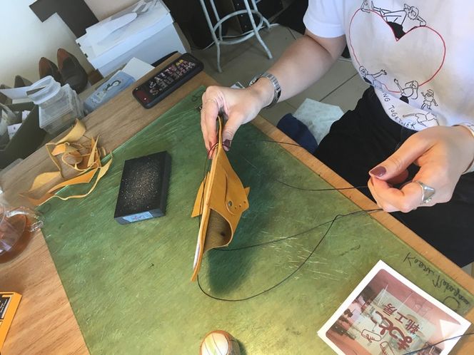 【レザーサンダル】ワークショップ体験チケット【革細工 イタリアンレザー オリジナル革履物 牛革 豚革 靴１個 ベジタブルタンニン 革細工体験　8時間程度 手作り 靴工房 工房 国産レザー 神奈川県 小田原市 】 142069_FC007