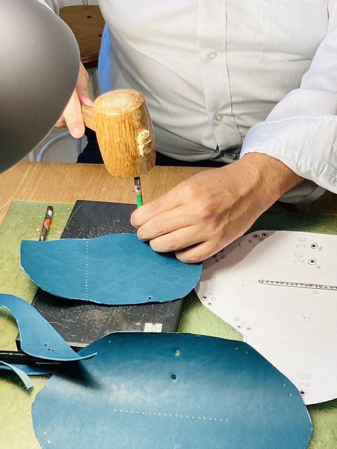 【ミニミニウォレット】ワークショップ体験チケット【革細工 革小物 イタリアンレザー オリジナル革小物 牛革 豚革 財布１個 ベジタブルタンニン 革細工体験　3時間程度 手作り 靴工房 工房 神奈川県 小田原市 】 142069_FC008