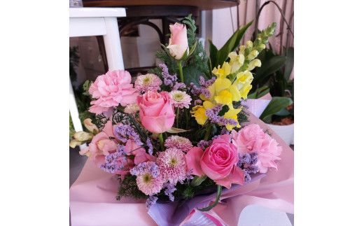 季節の生花アレンジ　Sサイズ 【 フラワー アレンジメント お花 ギフト プレゼント 贈り物 誕生日 お祝い 神奈川県 小田原市 】 142069_HQ001