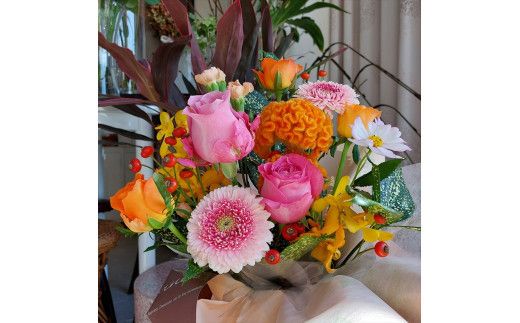 季節の生花アレンジ　Sサイズ 【 フラワー アレンジメント お花 ギフト プレゼント 贈り物 誕生日 お祝い 神奈川県 小田原市 】 142069_HQ001