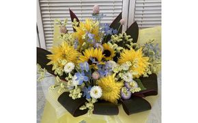 季節の生花アレンジ　Mサイズ 【 フラワー アレンジメント お花 ギフト プレゼント 贈り物 誕生日 お祝い 神奈川県 小田原市 】 142069_HQ002