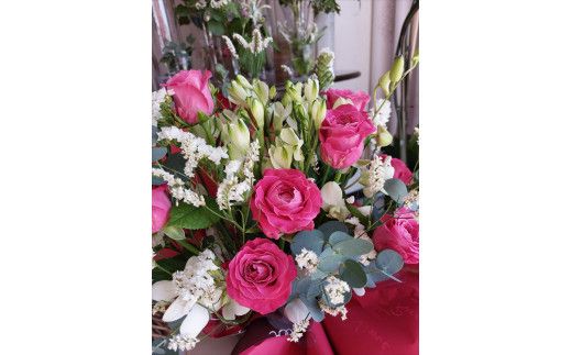 季節の生花アレンジ　Mサイズ 【 フラワー アレンジメント お花 ギフト プレゼント 贈り物 誕生日 お祝い 神奈川県 小田原市 】 142069_HQ002