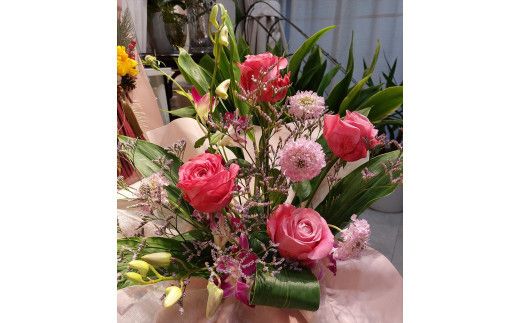 季節の生花アレンジ　Mサイズ 【 フラワー アレンジメント お花 ギフト プレゼント 贈り物 誕生日 お祝い 神奈川県 小田原市 】 142069_HQ002