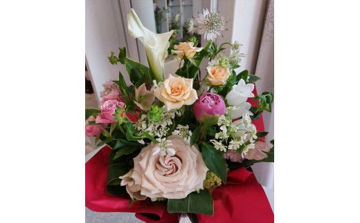 季節の生花アレンジ　Mサイズ 【 フラワー アレンジメント お花 ギフト プレゼント 贈り物 誕生日 お祝い 神奈川県 小田原市 】 142069_HQ002