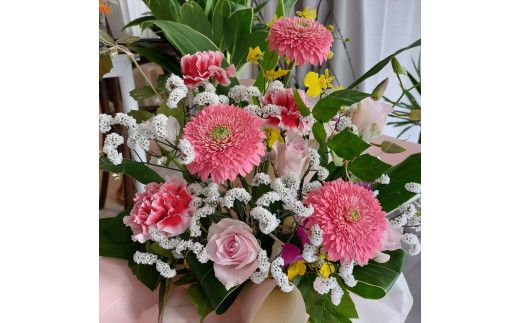 季節の生花アレンジ　Mサイズ 【 フラワー アレンジメント お花 ギフト プレゼント 贈り物 誕生日 お祝い 神奈川県 小田原市 】 142069_HQ002