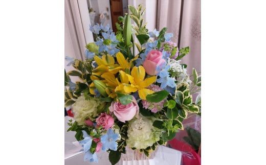 季節の生花アレンジ　Lサイズ 【 フラワー アレンジメント お花 ギフト プレゼント 贈り物 誕生日 お祝い 神奈川県 小田原市 】 142069_HQ003