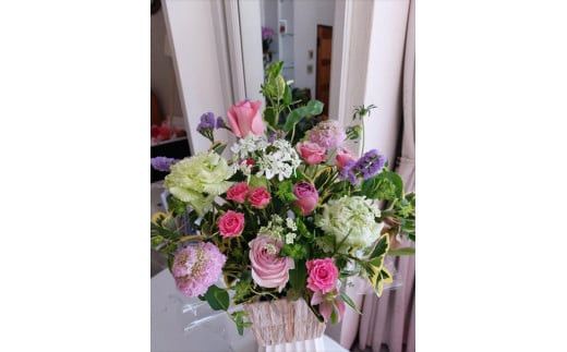 季節の生花アレンジ　Lサイズ 【 フラワー アレンジメント お花 ギフト プレゼント 贈り物 誕生日 お祝い 神奈川県 小田原市 】 142069_HQ003