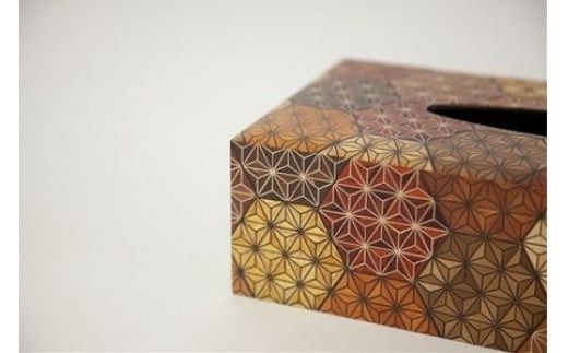 【箱根寄木細工　ティッシュケース　亀甲】お部屋の雰囲気作りのアクセントに 142069_CW010VC01