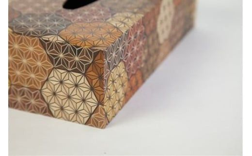 【箱根寄木細工　ティッシュケース　亀甲】お部屋の雰囲気作りのアクセントに 142069_CW010VC01