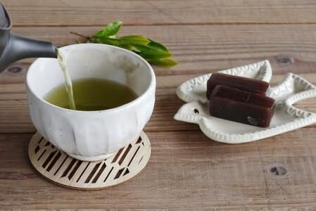 【毎月お届け6回】毎月変わる神埼の麺とお茶3本 【定期便 お茶 麺 嬉野茶 八女茶 知覧茶 素麺 乾麺 生めん 定期便】(H047111)