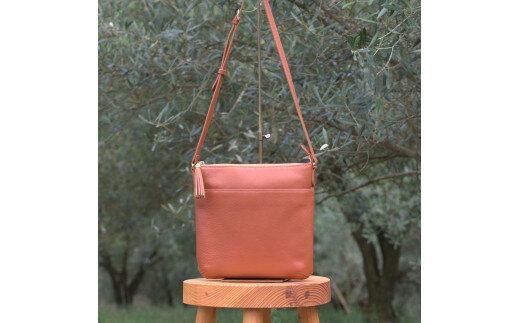 オリーブレザー 縦ショルダーバッグ　キャメル 372013_EN011VC01