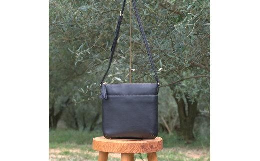 オリーブレザー 縦ショルダーバッグ　ブラック 372013_EN011VC02