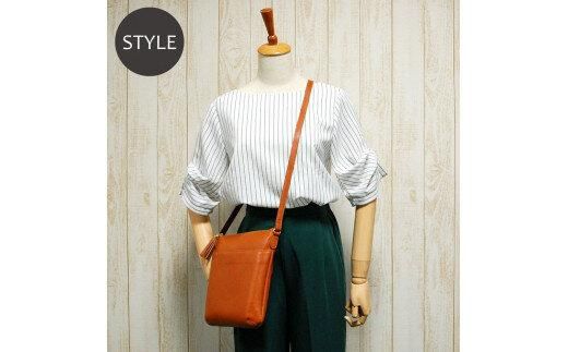 オリーブレザー 縦ショルダーバッグ　ブラック 372013_EN011VC02