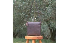 オリーブレザー 縦ショルダーバッグ　チョコ 372013_EN011VC03