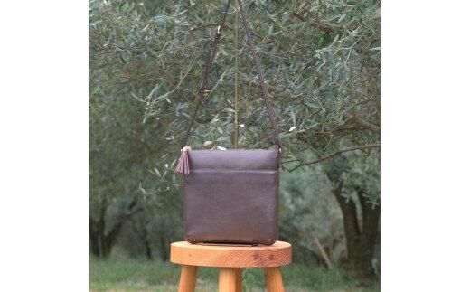 オリーブレザー 縦ショルダーバッグ　チョコ 372013_EN011VC03