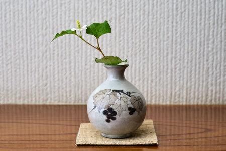 和紙染草花文一輪挿 【日の隈窯 和紙染 和紙 佐賀 陶器 粉引き 和紙染草花文一輪挿 【日の隈窯 和紙染 和紙 佐賀 陶器 粉引き