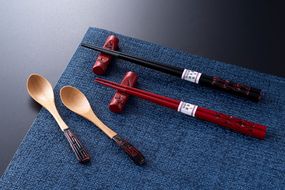 D4057 村上木彫堆朱　箸・箸置き・ティースプーンセット