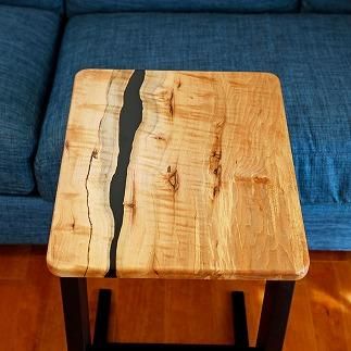 足が入りやすい無垢の木100%で作るソファーテーブル メイプル(楓)の希少な杢目を楽しむリバーテーブル BW23